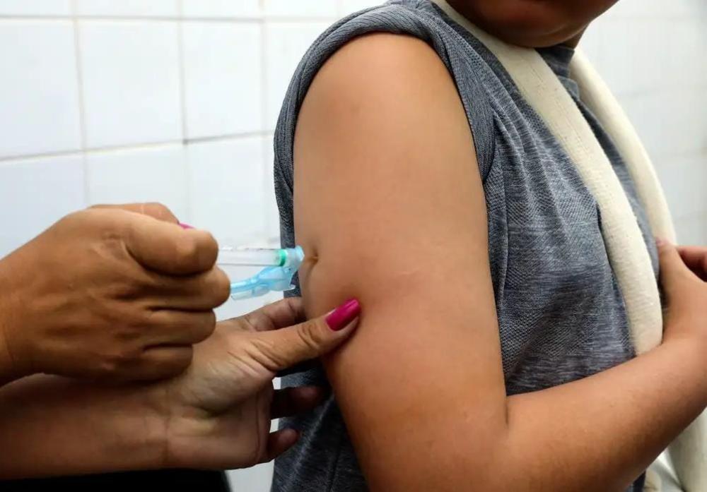 Com doses próximas do vencimento, Saúde amplia vacinação contra dengue