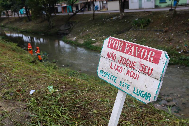 Prefeitura realiza operação de limpeza, higienização e implantação de ecobarreiras no igarapé do Passarinho
