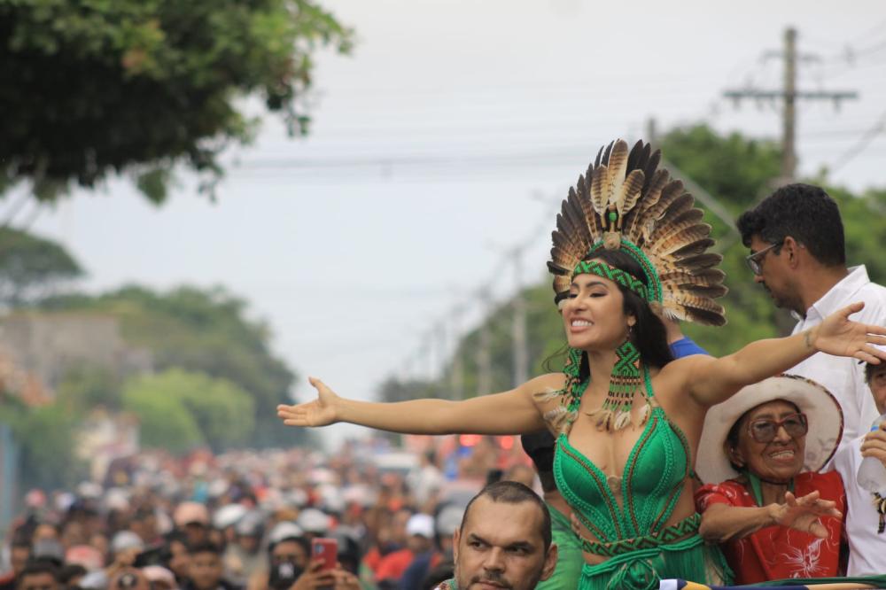 Bi Garcia oficializa título de Embaixadora do Festival de Parintins a Isabelle Nogueira