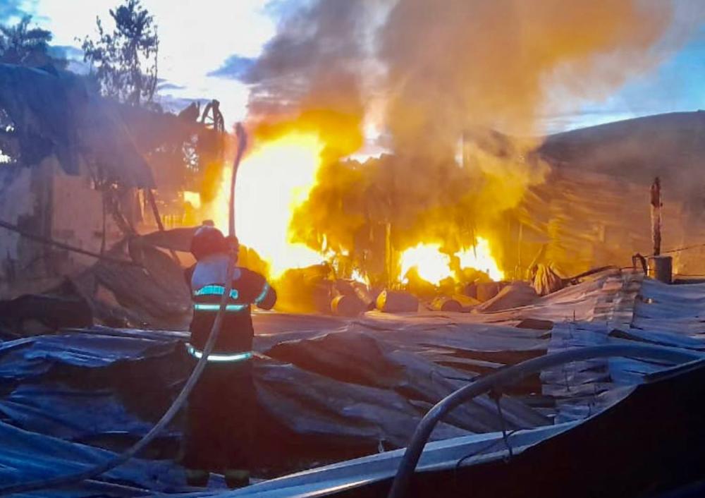 Em Rio Preto da Eva, bombeiros combatem incêndio de grande proporção em fábrica de colchões Em Rio Preto da Eva, bombeiros combatem incêndio de grande proporção em fábrica de colchões