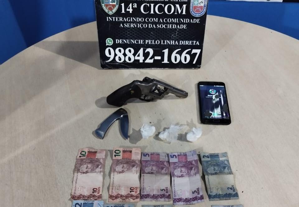 Polícia Militar do Amazonas prende dupla com arma de fogo e drogas na zona leste