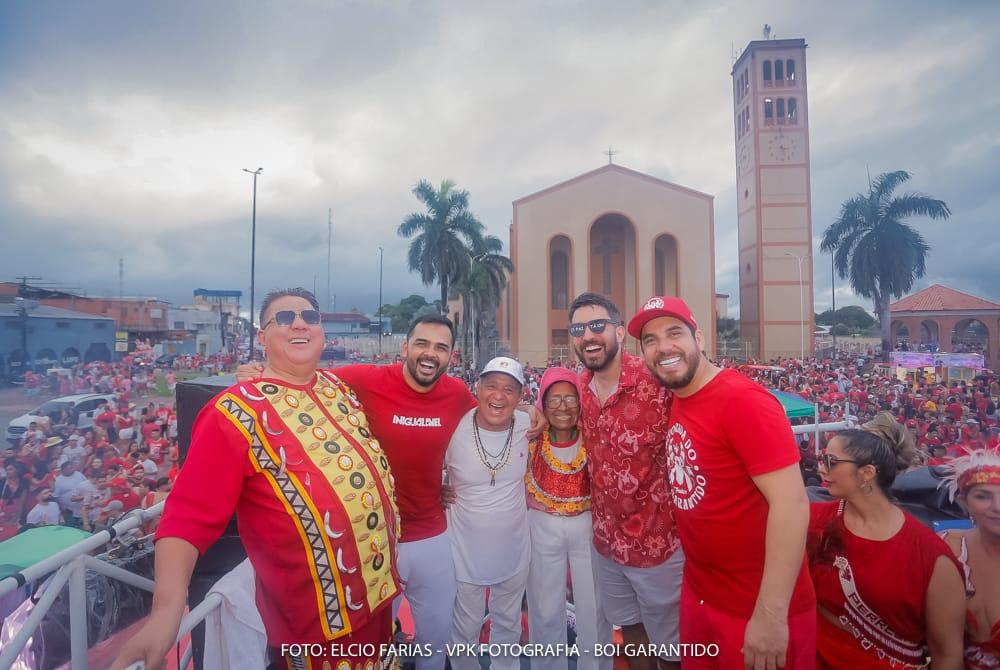 Alvorada do Garantido 2024: Parintins avermelhou com multidão nas ruas para brincar de boi-bumbá