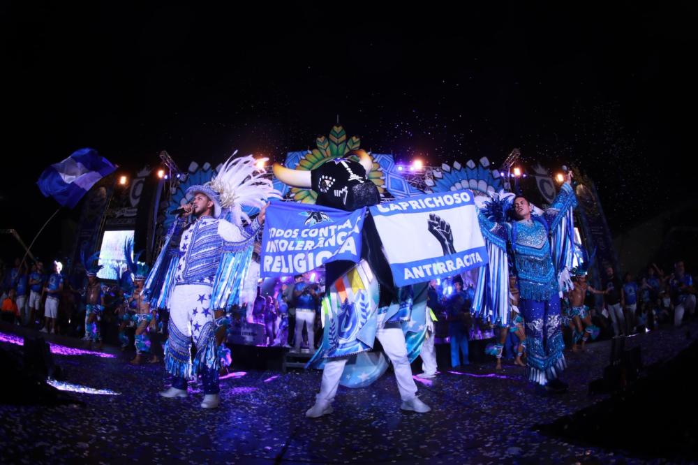 Torcida azulada lota o Sambódromo no lançamento do álbum “Cultura - O Triunfo do Povo”