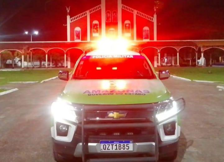 Policiais militares do 1° GPM prendem homem por ameaça e perturbação ao sossego alheio, em Barreirinha