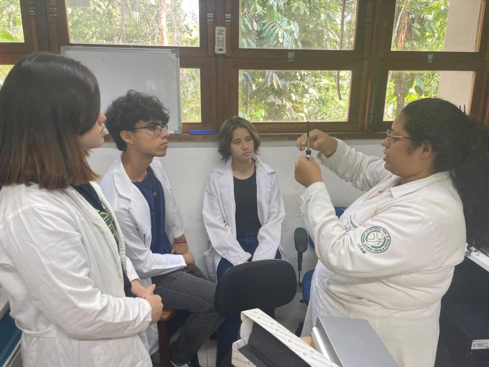 Com apoio do Governo do Amazonas, estudantes elaboram sabonete antimicrobiano à base de pimenta-de-macaco
