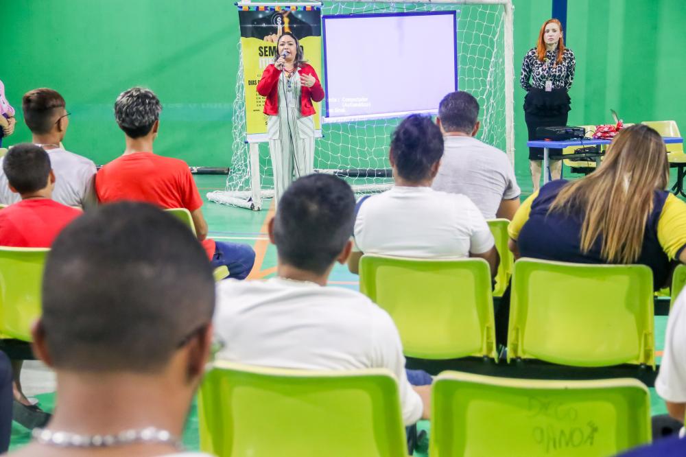 Alunos da EJA do município de Manaus recebem orientações de empreendedorismo durante seminário