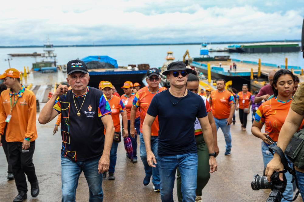 Primeiras ecobarreiras da prefeitura já coletaram 60 toneladas de resíduos e têm impedido que lixo chegue ao rio Negro