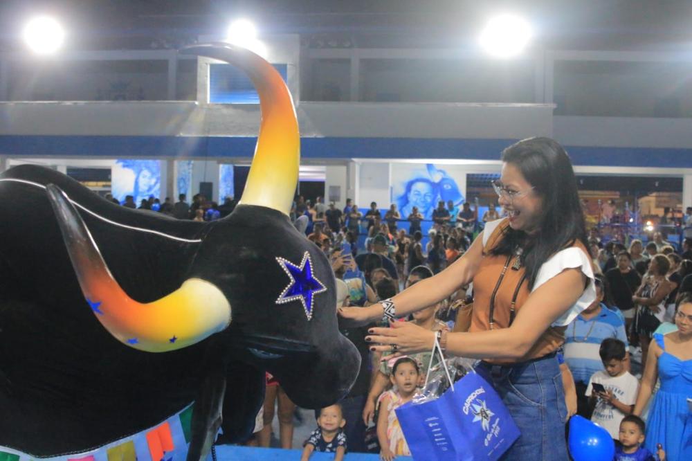 Artista indígena Márcia Kambeba é homenageada pelo boi Caprichoso na tarde alegre infantil