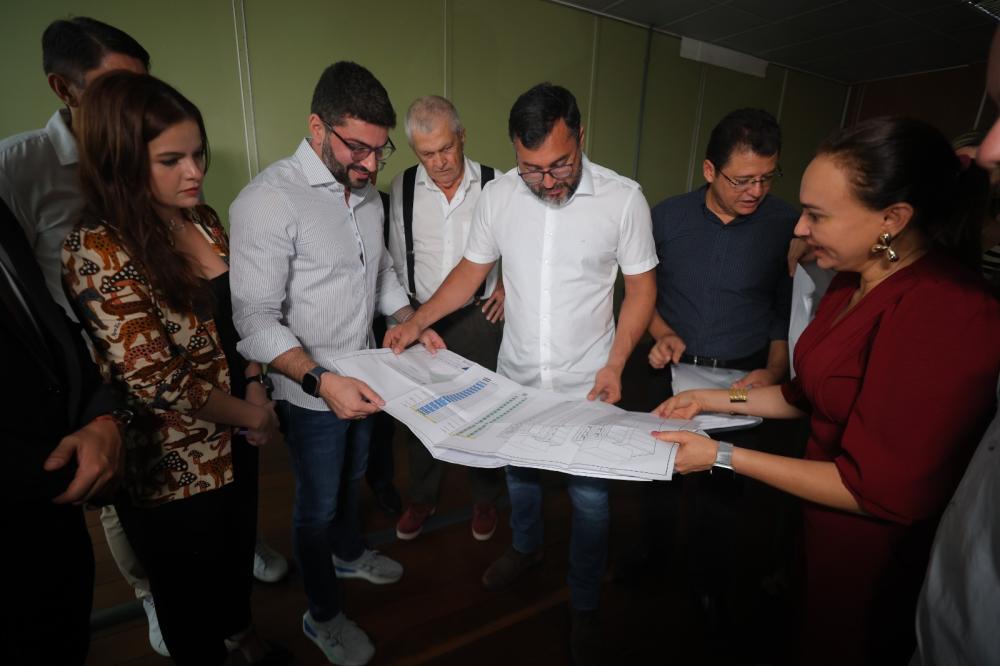 Wilson Lima vistoria prédio da antiga Receita Federal que será transformado em moradias pelo Amazonas Meu Lar