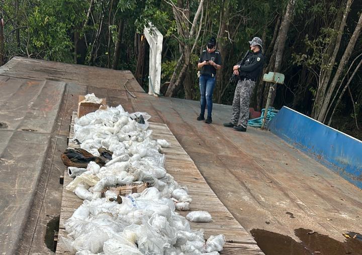 Base Arpão 2: Quase uma tonelada de pedra do mineral vivianita é apreendida em embarcação no Rio Negro