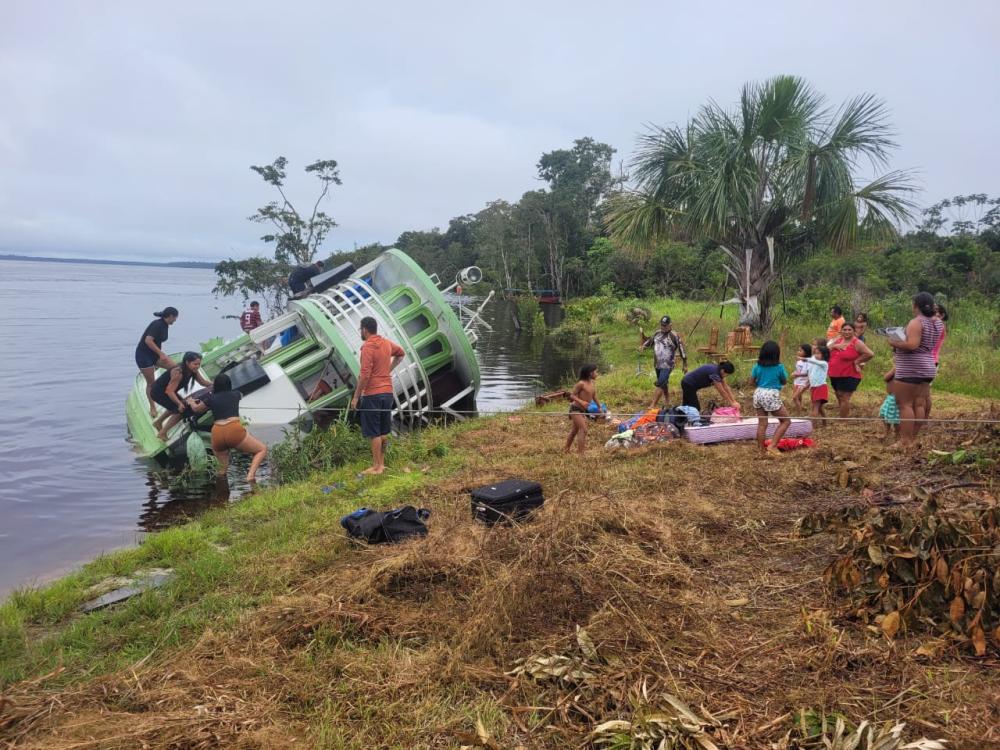 Embarcação com servidores da Prefeitura de Santa Isabel do Rio Negro naufraga no Amazonas