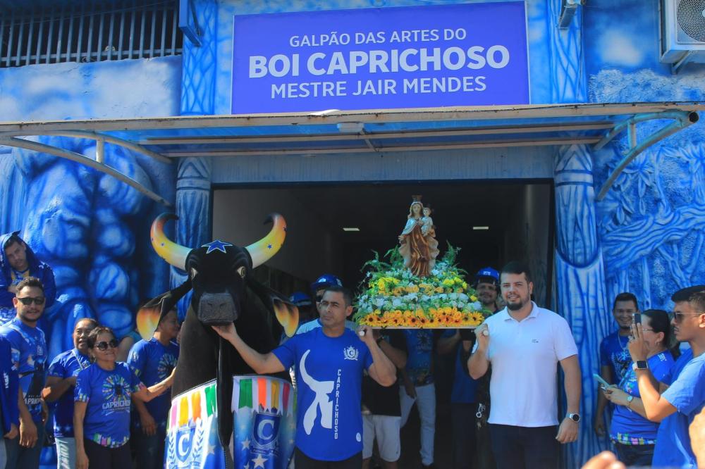 Galpão de Alegorias do Caprichoso recebe imagem peregrina de Nossa Senhora do Carmo