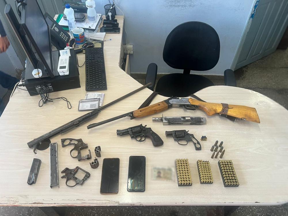 PC-AM deflagra Operação Hefesto e prende homem com armas, munições e material para fabricar armas, em Rio Preto da Eva