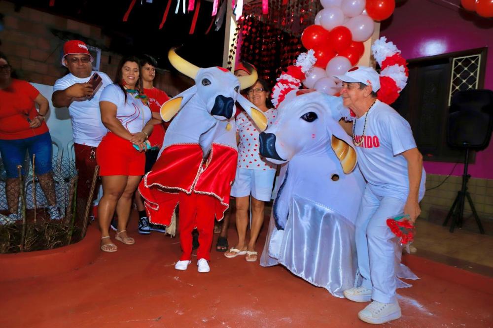 Garantido lota ruas de Parintins para festejar os namorados e celebrar Santo Antônio