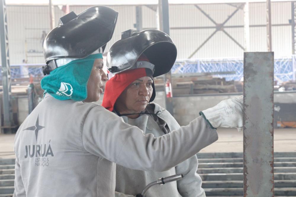 Alunos do curso de solda entram na fase prática da qualificação profissional