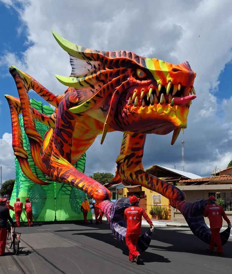 Alegorias do boi Garantido são levadas para área de concentração do Bumbódromo