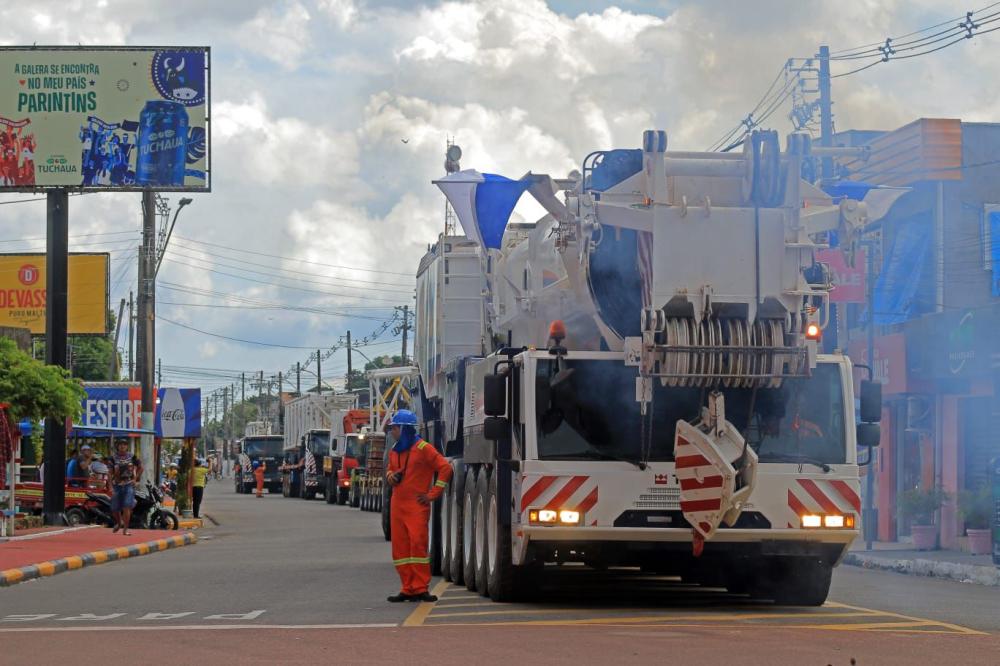 Guindastes chegam em Parintins para o espetáculo do Boi Caprichoso