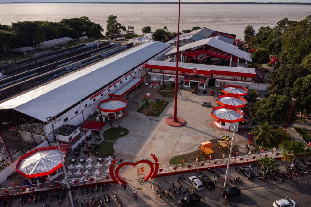 Festival de Parintins 2024: conheça as casas dos bois Caprichoso e Garantido, os famosos ‘currais’