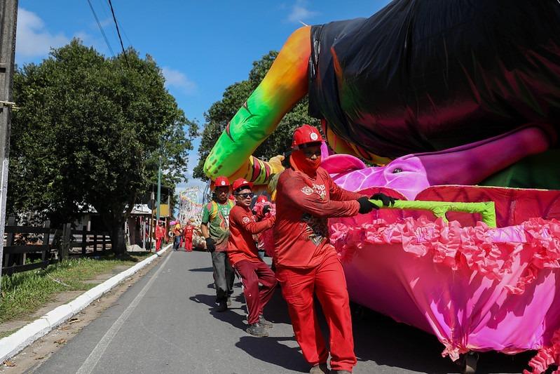 Parintins 2024: Garantido conclui o transporte das alegorias para a concentração do Bumbódromo