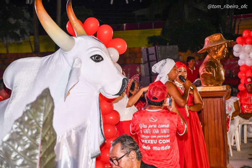 Garantido cumpre promessa de Lindolfo Monteverde e brinca nas ruas de Parintins