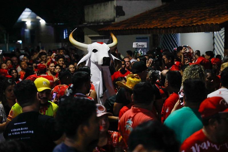 Festival de Parintins 2024: Tradicional Ladainha do Boi Garantido atrai multidão para cumprir a promessa do fundador e aniversário do bumbá