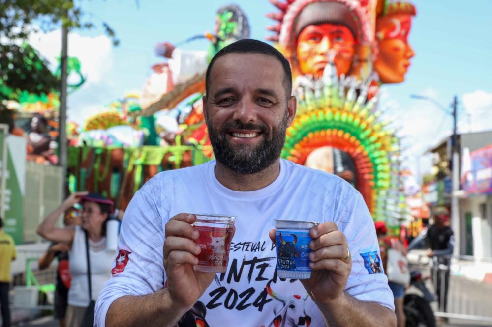 Festival de Parintins 2024: Cosama inicia distribuição de copos temáticos de água tratada nas filas das torcidas dos bumbás Caprichoso e Garantido