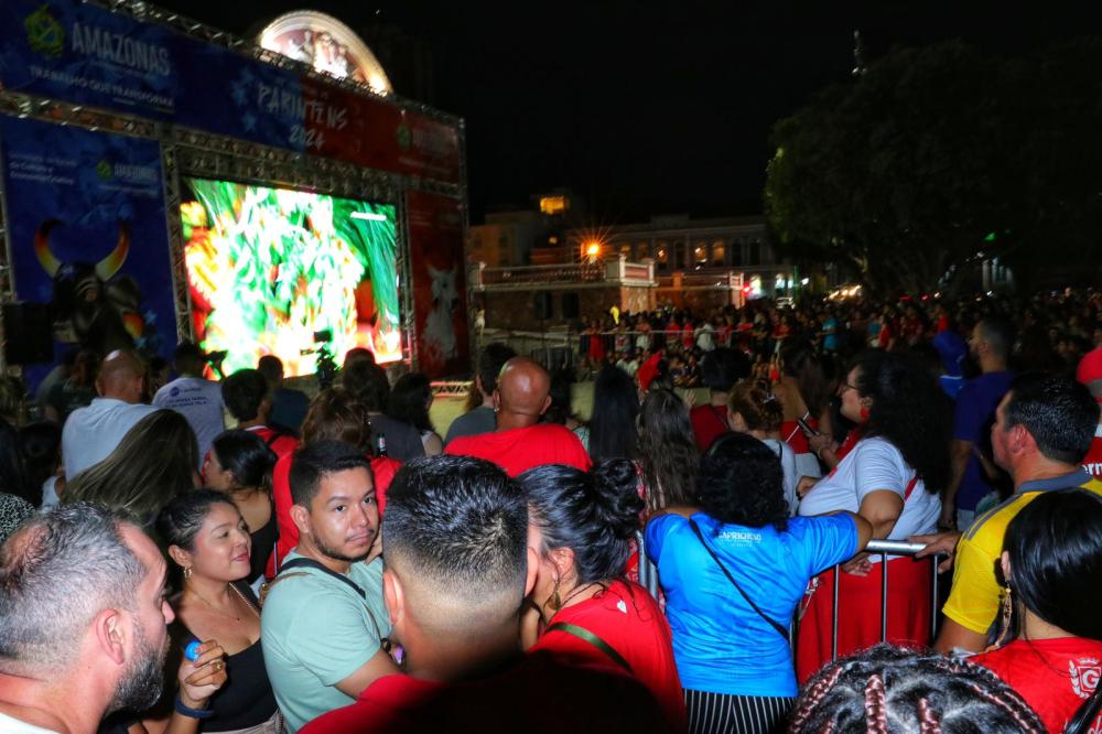 Mais de 1,5 mil torcedores lotam Largo de São Sebastião na transmissão da 1ª noite do Festival de Parintins