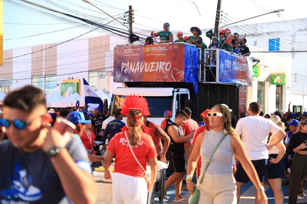 Festival de Parintins 2024: Trio Panavueiro leva boi-bumbá pelas ruas de Parintins pela primeira vez na atual temporada