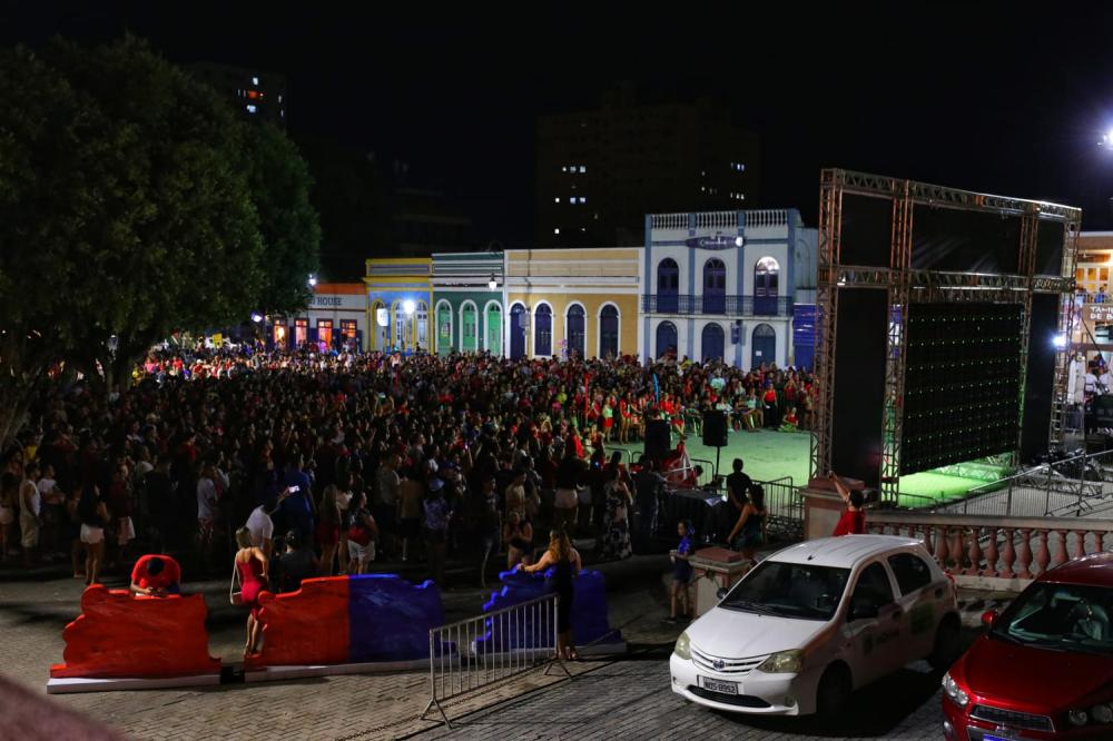 Festival de Parintins 2024: Galeras do Caprichoso e do Garantido reúnem-se no Largo São Sebastião para assistir a última noite