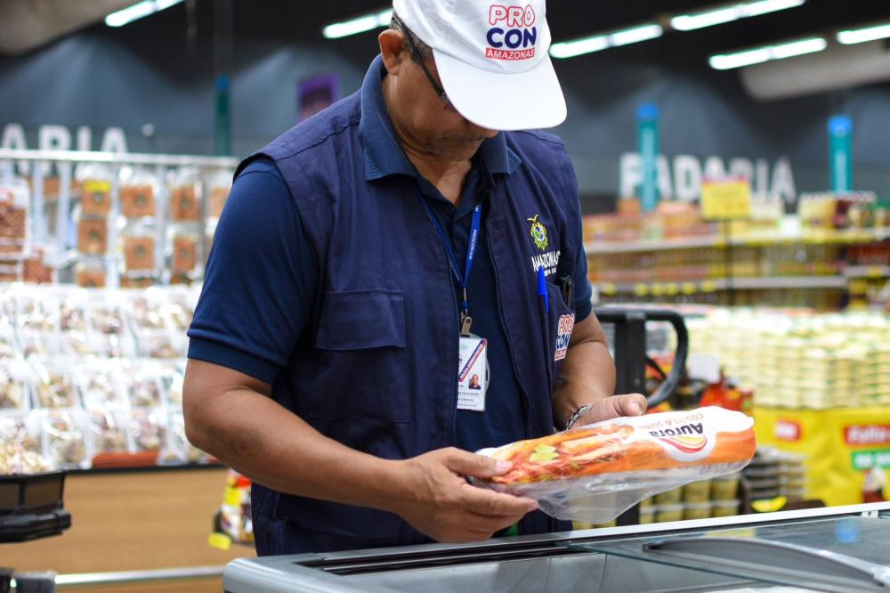 Procon-AM autua supermercado por venda de 40 kg de alimentos impróprios para consumo