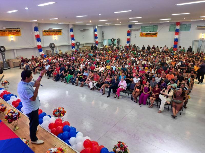 Bi Garcia entrega títulos definitivos a moradores do Pascoal Alaggio, Nova Conquista e Lady Laura