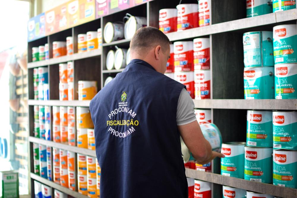 Procon-AM autua loja de material de construção por venda de produtos fora da data de validade