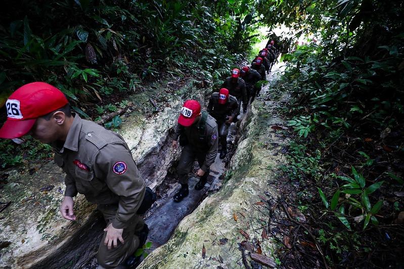 Corpo de Bombeiros realiza instrução prática de resgate em área de selva para 200 alunos soldados