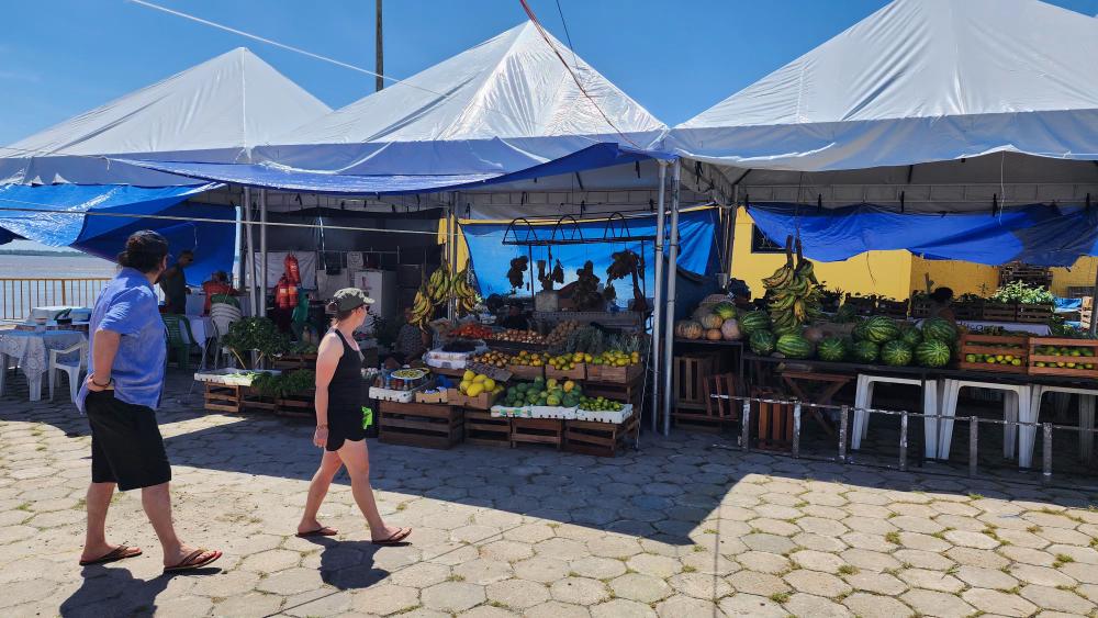 Feira próxima da Praça do Sagrado começa a funcionar no porto de Parintins