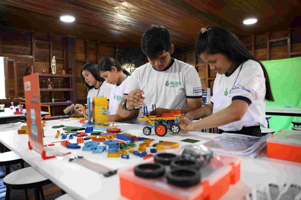 'Fiz parte da construção e vou terminar meus estudos aqui', diz aluno que fará EJA na primeira Escola da Floresta do país