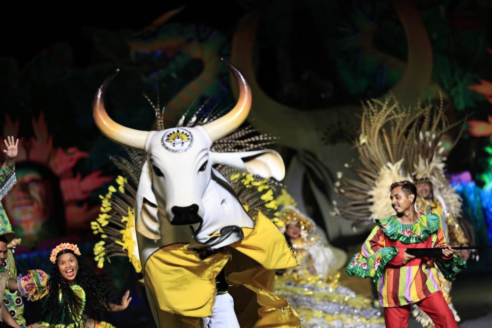 Primeira noite da disputa dos bois-bumbás de Manaus leva tradição do folclore amazonense ao sambódromo