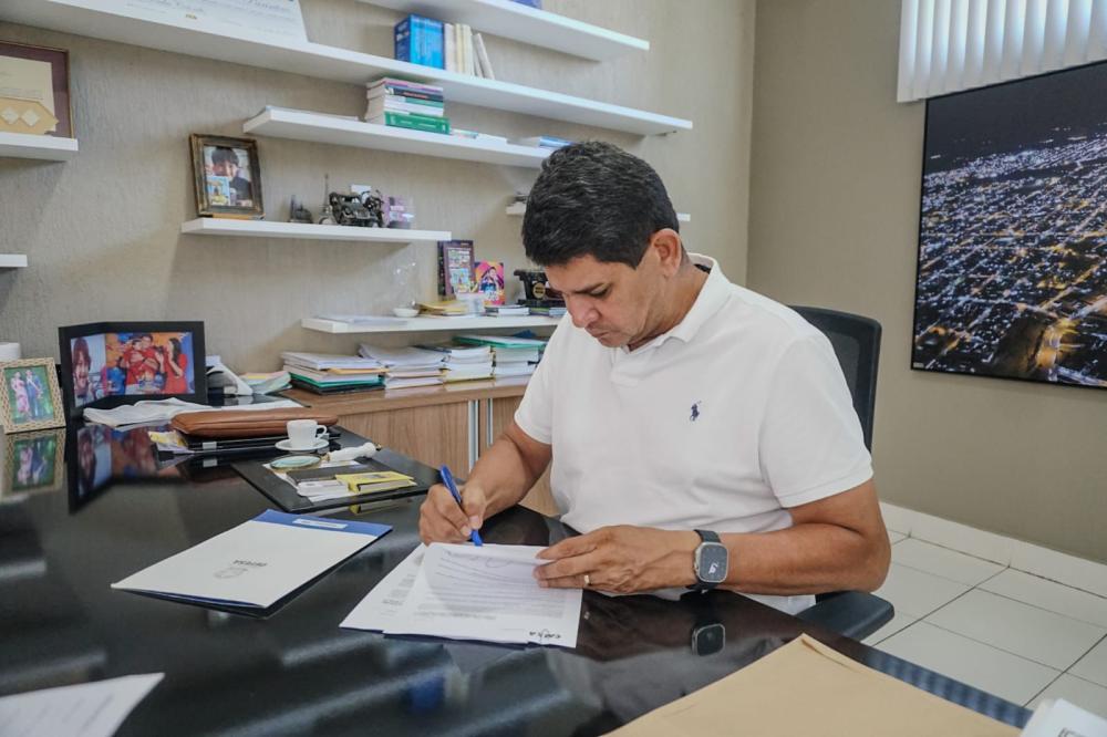 Prefeito de Parintins assina convênios de mais de R$ 71 milhões com a Caixa Econômica para obras de infraestrutura