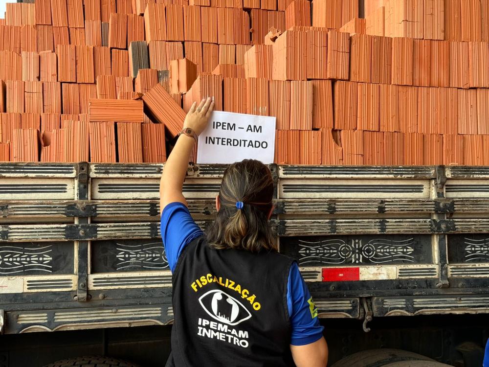 Ipem-AM interdita 5 mil tijolos irregulares em loja de material de construção na zona norte de Manaus