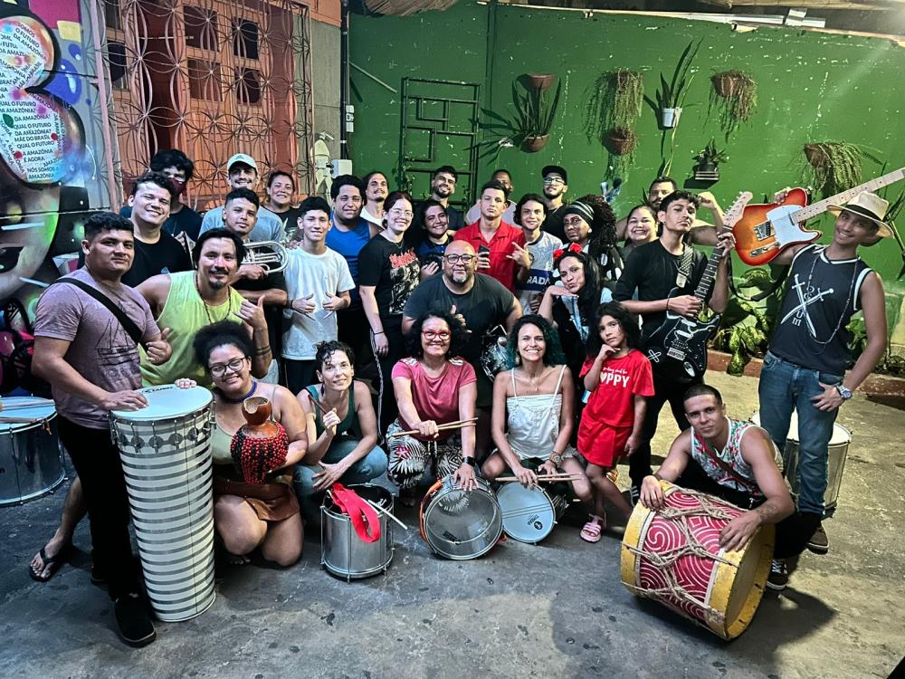 Bumba Meu Bloco leva cortejo carnavalesco fora de época ao Largo de São Sebastião