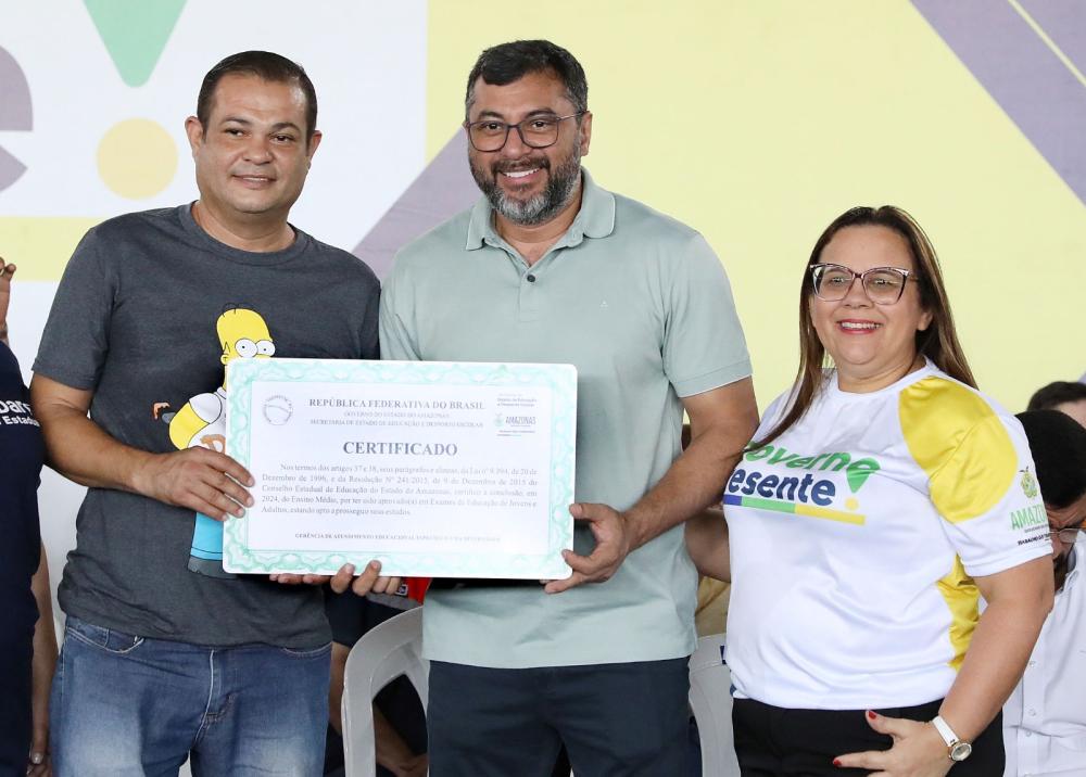 Secretaria de Educação entrega certificados do Provão Eletrônico no Governo Presente