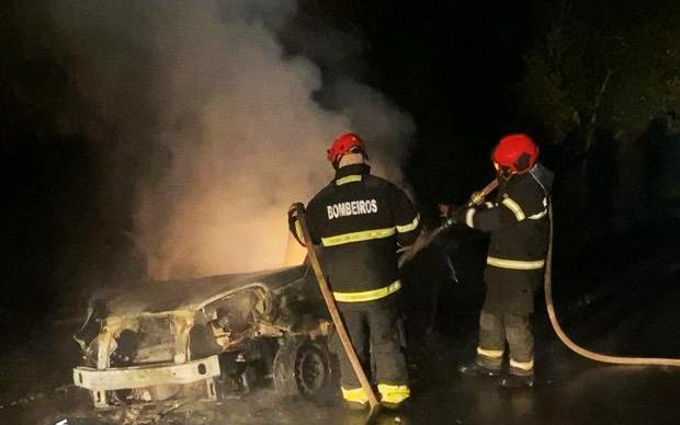 Na BR-174, Corpo de Bombeiros combate incêndio em veículo e impede propagação para área de vegetação