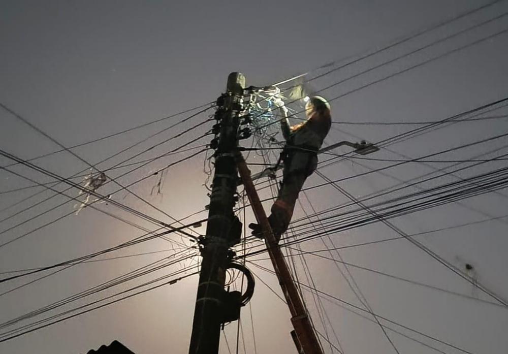 Brincadeira com linhas de cerol deixa moradores da rua Nhamundá sem energia por mais de 4h