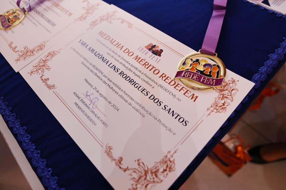 Presidente do TCE-AM recebe Medalha de Mérito por atuação em defesa das mulheres