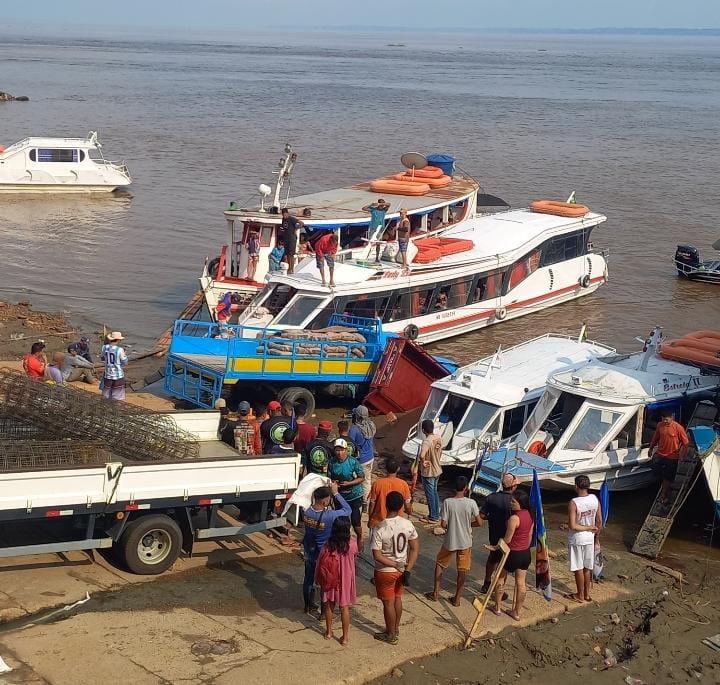 Caminhão perde controle e causa acidente na rampa do Mercado de Parintins