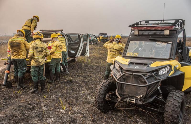 Fotógrafo cubano publica imagens sobre combate a incêndios florestais na Amazônia