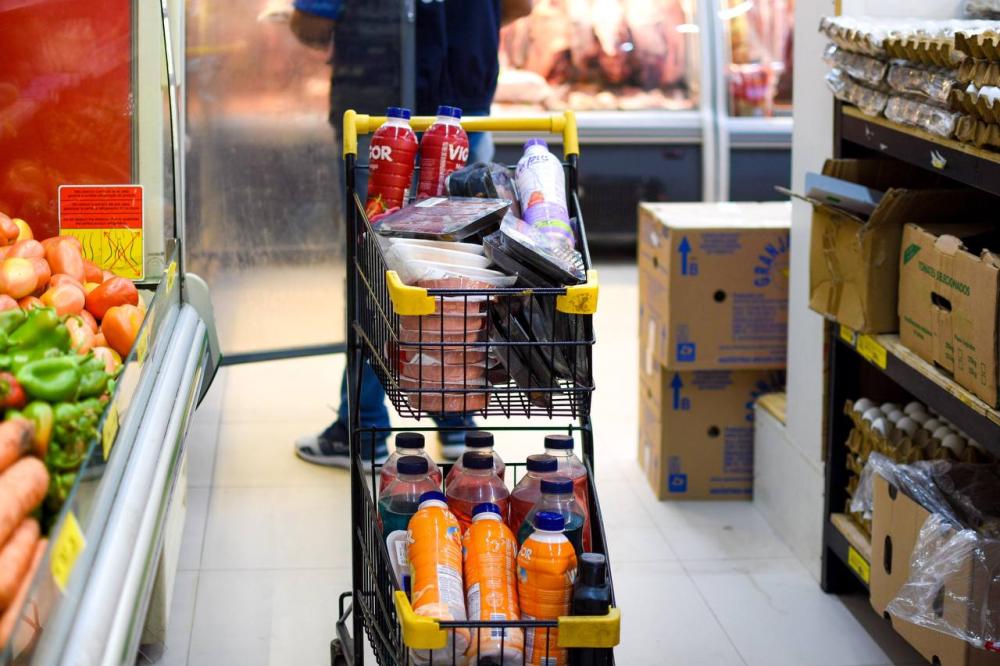 Procon-AM autua supermercado por vender 95 kg de produtos inadequados para consumo