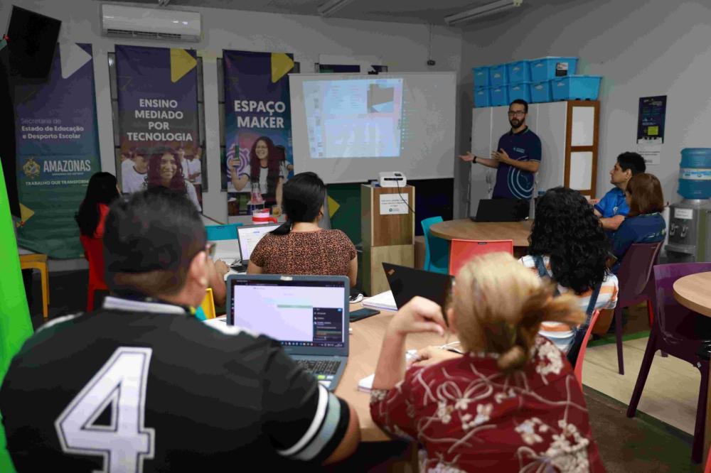 Professores da rede estadual de ensino participam de oficinas sobre tecnologias educacionais