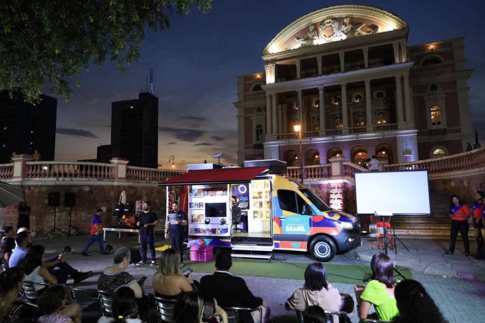 Governo do Estado recebe unidade do MovCeu para levar atividades culturais aos municípios