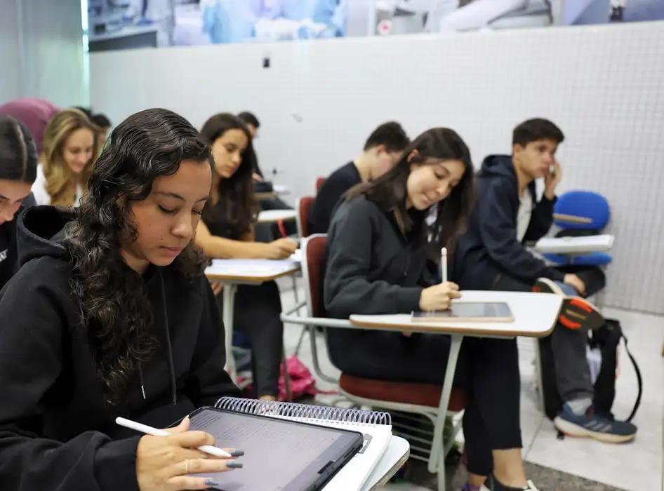 Enem: cursos populares são oportunidade para alunos de baixa renda