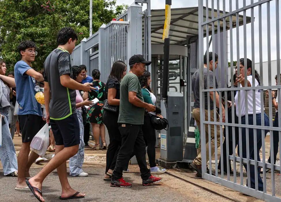 Estudantes aprovam tema da redação do Enem, mas acham prova cansativa
